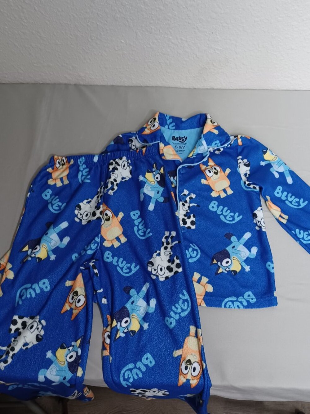 Bluey Long Sleeve Button Front Pajama Set Size Small 6/7 Blue